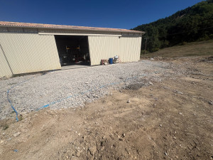 Photo de galerie - Terrassement et remblais devant un hangar. 