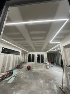 Photo de galerie - Création d’un plafond + l’intégration d’une lettre encastrée 