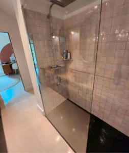 Photo de galerie - Nettoyage complet d’une salle de bain : sanitaires, lavabo, robinetterie, surfaces, sols et finitions soignées.