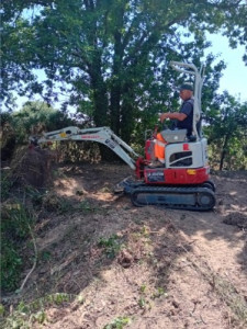 Photo de galerie - Preparation de terrain avant pause de pelouse 