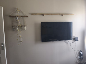 Photo de galerie - Fixation de télé plus décoration 