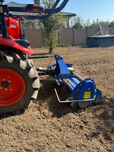 Photo de galerie - Préparation d’un terrain avec tracteur + fraise rotative