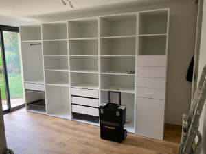 Photo de galerie - Montage d'un dressing chez un client content