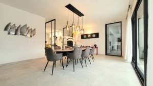 Photo de galerie - Réalisation Cabinet EH : carrelage grand format, peinture et aménagement intérieur. Des finitions soignées pour un espace de vie moderne, lumineux et chaleureux.