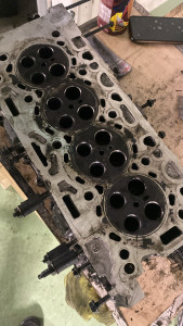 Photo de galerie - Rodage des sièges de soupapes et remplacement des joints de queue de soupapes 