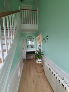 Photo de galerie - Enduit de lissage +peinture murs et plafond  avec couleur +relooking escalier 