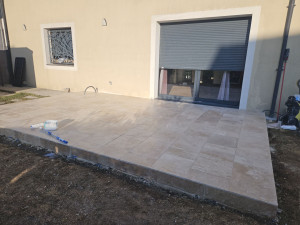 Photo de galerie - Pose béton et travertin extérieur 
