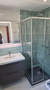 Photo de galerie - SDB  carrelé et pose meubles et parois de douche 