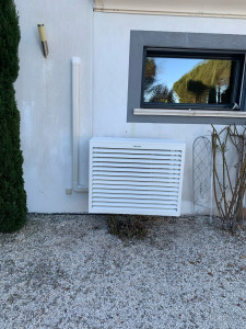 Photo de galerie - Installation d’une climatisation Daikin avec son cache decoclim blanc aluminium 