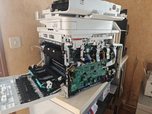 Photo de galerie - Photo d'une réparation d'imprimante industrielle : remplacement du four (ou de l'unité de fusion).