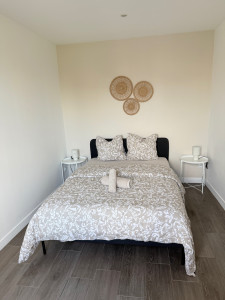 Photo de galerie - Chambre : Lit fait au carré, pliage de serviettes hôtelier.