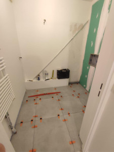 Photo de galerie - Pose de carrelage au sol avec nivellement pour une finition parfaitement plane.