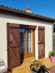 Photo de galerie - Volet avant ponçage et mise en peinture 