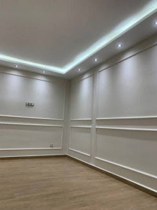 Photo de galerie - Pose de moulure sur mur blanc 