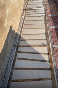 Photo de galerie - Dépose et repose complète de la façade de la maison de cette longère en brique, torchis poutre en chêne. Enduit à la chaux ect .. 