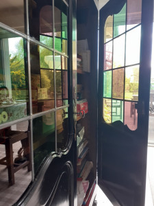 Photo de galerie - Du panache en noir laqué, allure sublimée  pour cette rustique bibliothèque revisitée ! on aime !