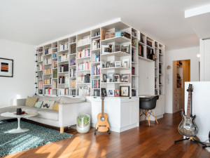 Photo de galerie - Projet réalisé : Bibliothèque d'angle XXL avec bureau intégré. Conception et fabrication sur mesure pour cet agencement complexe qui épouse parfaitement les murs. J'ai réalisé l'ensemble de A à Z : caissons toute hauteur, intégration d'un coin bureau.