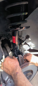 Photo de galerie - Remplacement des deux amortisseurs avant Peugeot 3008, avec changement du kit de protection contre la poussière ainsi que du kit de coupelles.
