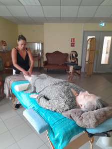 Photo de galerie - Séance de massage en maison de retraite 
possibilité en hôpital également et autres. 

