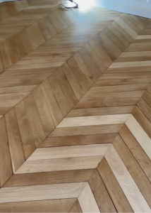 Photo de galerie - Pose de parquet en point de Hongrie réalisée avec soin. Travail propre, finitions de qualité et respect des délais. Professionnel expérimenté en pose, ponçage et rénovation de parquet. Devis gratuit.