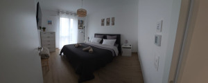 Photo de galerie - ✨ Remise en beauté d'une chambre après une location Airbnb ! ?️? Nettoyage soigné, dépoussiérage et préparation du lit pour offrir un espace propre, frais et accueillant. Chaque détail compte pour garantir confort et bien-être aux prochains voyageurs ! 