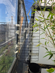 Photo de galerie - AVANT- Mise en place d'un plexiglas sur une terrasse.