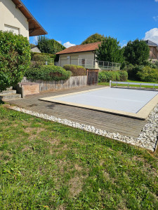 Photo de galerie - Désherbage autour de la piscine.
