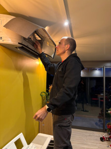 Photo de galerie - Maintenance unité intérieure de climatisation réversible