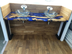 Photo de galerie - 
 Création d’une salle de bain complète
Pose d un plan en bois d Olivier et résine epoxy avec vasque en verre et robinetterie coordonnée 
Pose de parquet teck huilé et carrelage 
Pose d une douche complète 
Pose de placo isolation enduit et peinture 
