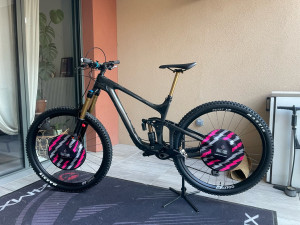 Photo de galerie - Entretien de vélo avec protection contre la contamination des disques.