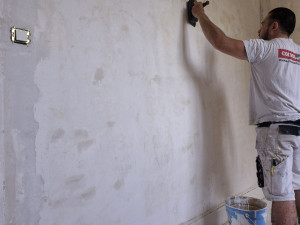 Photo de galerie - Application d'un fixateur sur murs en plâtre 