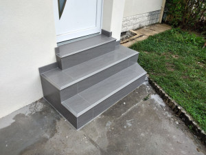 Photo de galerie - Pose de carrelage sur escalier y compris rattrapage des marches 