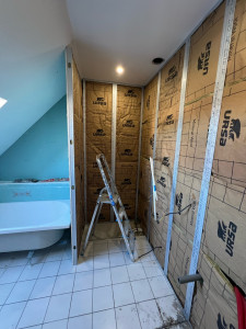 Photo de galerie - Préparation cloison avec désolation dans une salle de bain et faire un séparation entre le bac à douche et la baignoire