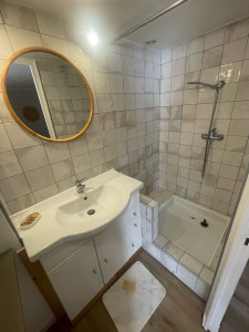 Photo de galerie - Un petit chantier qui a redonné une nouvelle vie à cette petite salle de bain ! 
