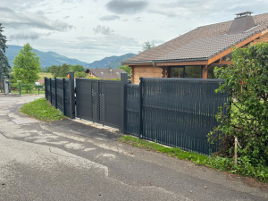 Photo de galerie - Pose d’une clôture avec occultants et portail aluminium motorisé 