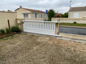 Photo de galerie - Réalisation d’une fondation béton avec pose de portail coulissant en pvc Fondation solide, finitions propres et alignement précis pour un résultat durable et sécurisé.