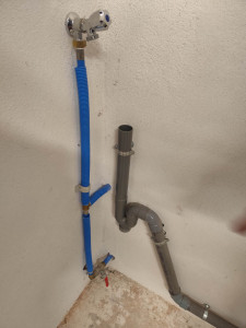 Photo de galerie - Dans ce garage, le client veut installer un plan de travail, avec évier, et lave-vaisselle. Photo avant modification.