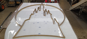 Photo de galerie - Château en laiton incrusté au sol de l'entrée principal du parc Disneyland Paris 