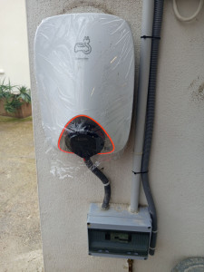 Photo de galerie - Remplacement d'une borne de recharge pour voiture 