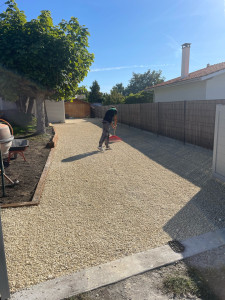 Photo de galerie - Finition d’entrée en calcaire avec aménagement de traverse bois 