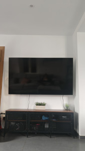 Photo de galerie - Installation d'un support TV mural orientable bu directionnel dans un salon, TV de 160cm