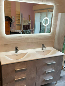 Photo de galerie - Réalisation et installation d'un lavabo double et pose d'un miroir salle de bain 