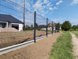 Photo de galerie - Clôture rigide avec plaques de soubassement 