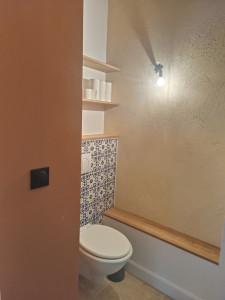 Photo de galerie - Pose de tablettes chêne fixation invisible