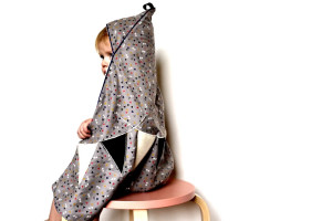 Photo de galerie - Cape de bain personnalisée. intérieur coton bouclette absorbant, extérieur en joli tissu personnalisable avec le nom de l’enfant brodé ou en applique. 