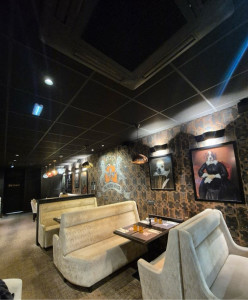 Photo de galerie - Installation dans un restaurant avec conception éclairage et prises de courant pour le confort des clients 