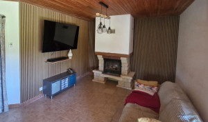 Photo de galerie - Déplacement de prise réalisation de saignée plus pose revêtement murale et installation d'un support écran plat et pose de l'écran plat + étagère 