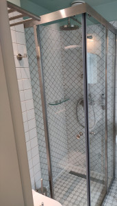 Photo de galerie - Habillage mosaïque mur et sol est installations cabine de douche ? 