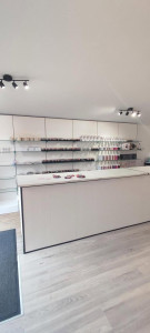 Photo de galerie - Montage d'un meuble professionnel avec découpes sur mesure pour une intégration parfaite sous plafond. Création d'un bar d'accueil en BA13 avec finitions soignées.