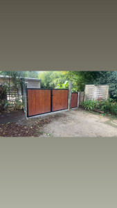 Photo de galerie - Fabrication et pose d’un portail sur mesure et de son portillon 